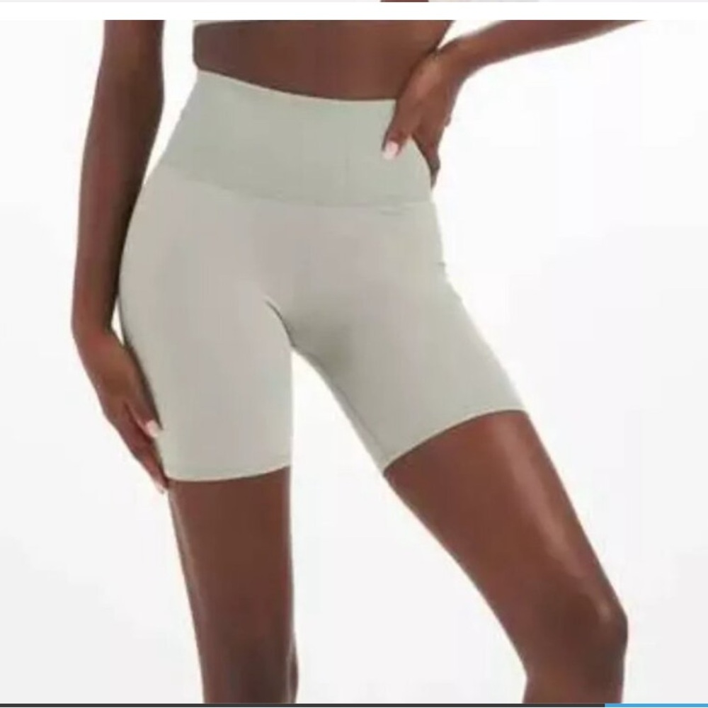 VUORI women’s ribbed studio biker shorts eucalyptus